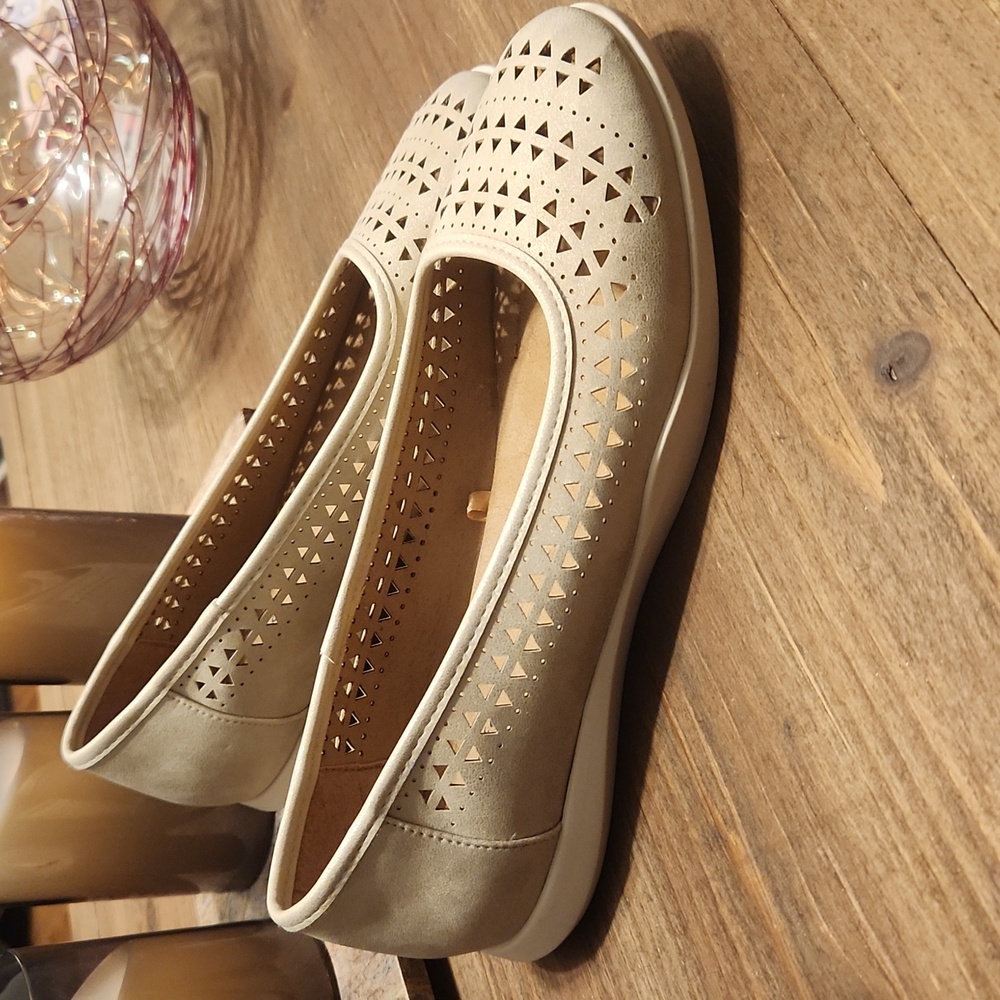 Cliffs By White Mountain Cut-Out Flats, Size 10M - Picture 3 of 9